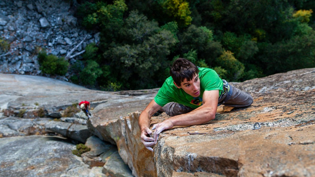 Alex Honnold, climbs a 3000 foot cliff (“El Capitan” in Yosemite National Park)